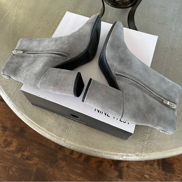 Nine West • Takes 9x9 Dark Gray Suede  • Ankle Booties • Size 7 - Picture 6 of 8